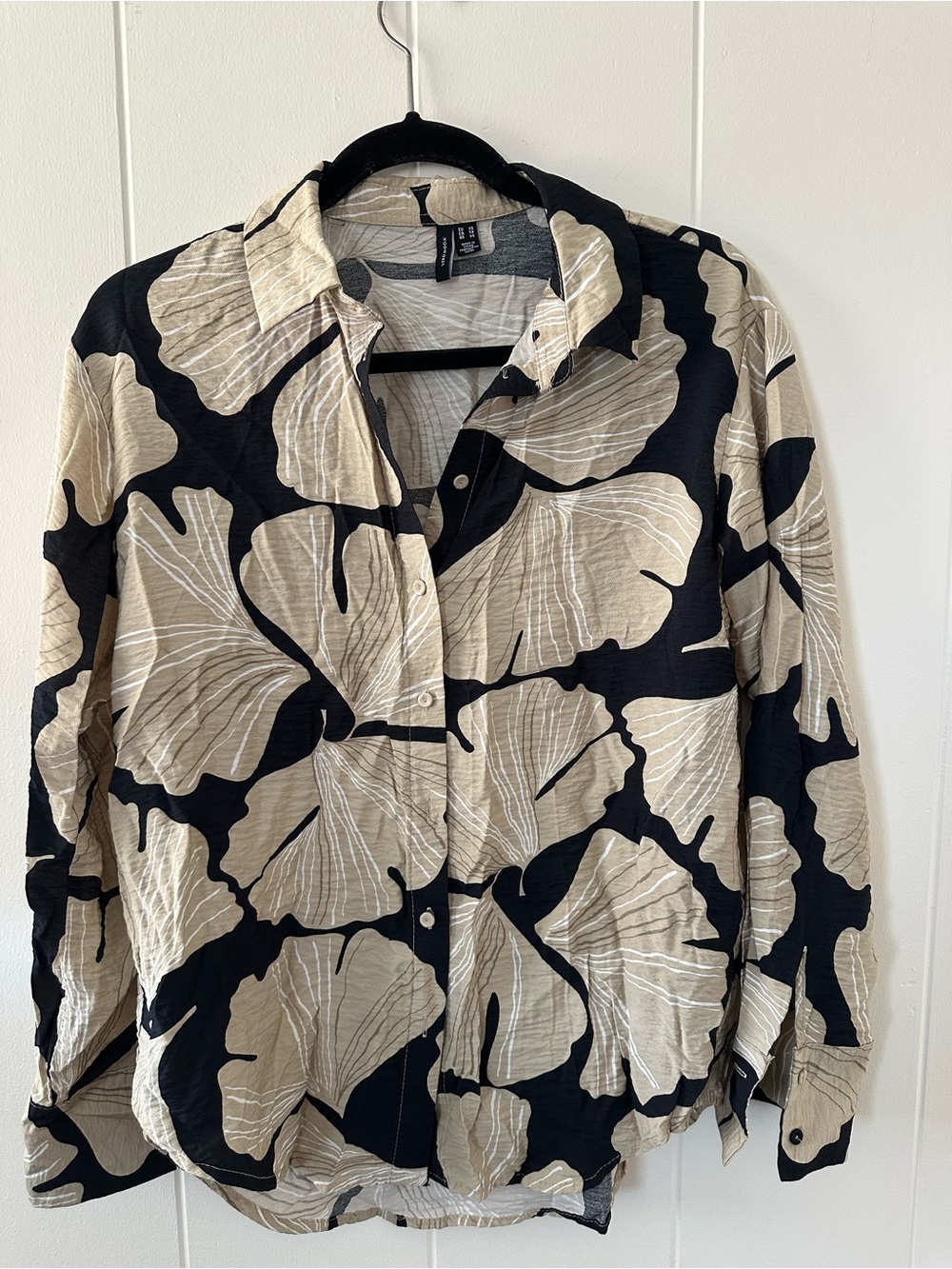 Vero Moda Women’s Floral Shirt in Beige and Black